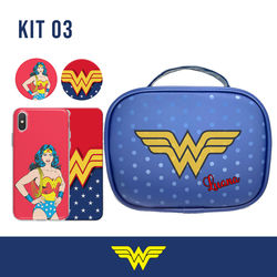 Conjunto Heroína: 2 Capas Personalizadas Mulher Maravilha + Nécessaire Exclusiva + 2 Pop Sockets Temáticos